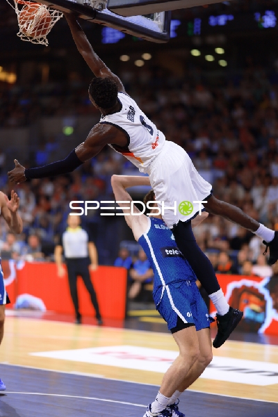 Zweikampf unter dem Korb