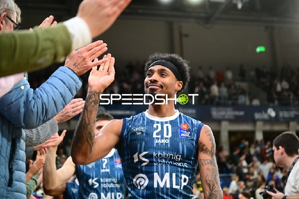 Michael Weathers (20; MLP Academics Heidelberg) am Spielfeldrand