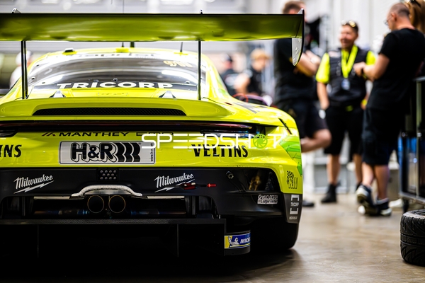 Rennfahrzeug in der Boxengasse