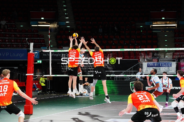 Spielszene mit Corey Mayotte (25; BADEN VOLLEYS SSC Karlsruhe) und Jonathan Downs (17; BADEN VOLLEYS SSC Karlsruhe) am Netz