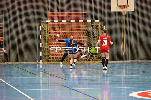 Wurf auf das Tor in der ersten Halbzeit