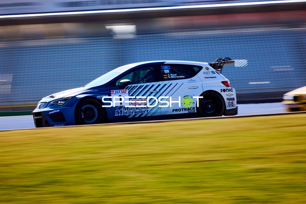 Rennwagen mit Geschwindigkeit auf der Strecke