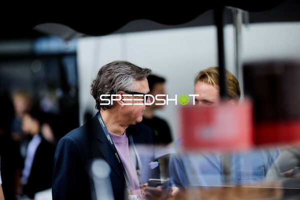 Ringside-Zone Face-Off