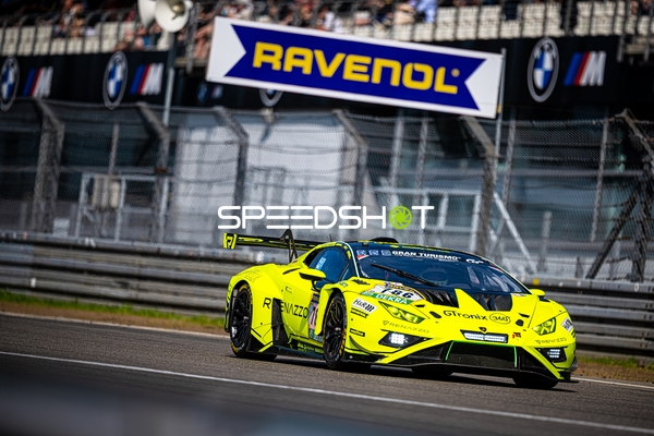 Rennfahrzeug auf der Rennstrecke