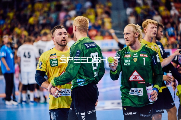 Spielerszene am Spielfeldrand