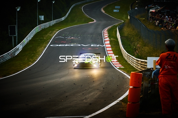 Rennfahrzeug auf der Rennstrecke