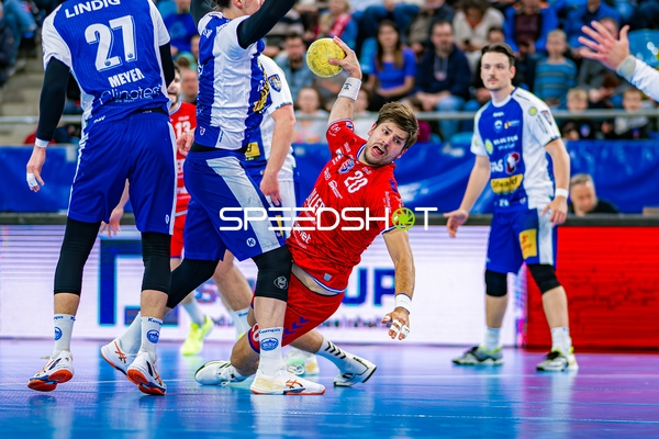 Paco Barthe (20, SG BBM Bietigheim) wirft unter Druck