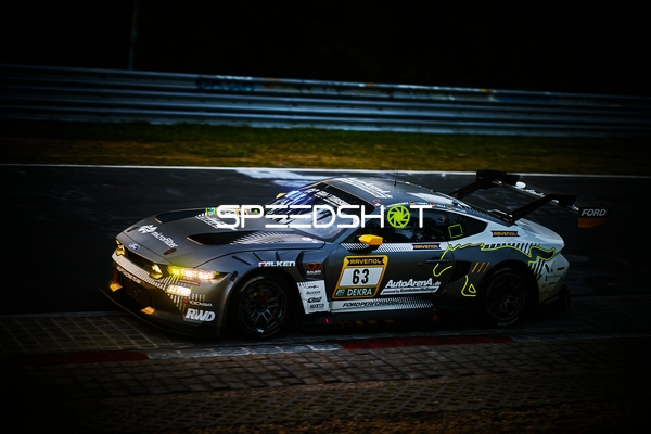 Rennfahrzeug auf der Rennstrecke