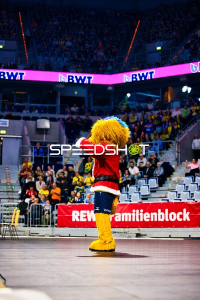 Das Maskottchen der Rhein Neckar Löwen tanzt auf dem Spielfeld.