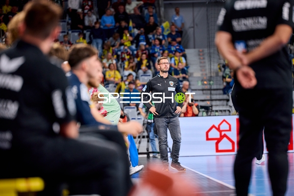 Trainer Jaron Siewert an Seitenlinie