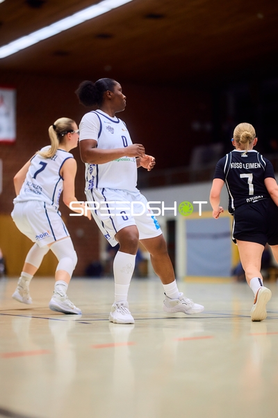 Kelly Moten (0; USC BaseCats Heidelberg) verteidigt gegen Janina Dzubba (7; KuSG Leimen Basketball)