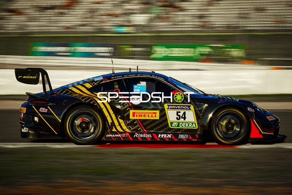 Fahrzeug auf der Rennstrecke