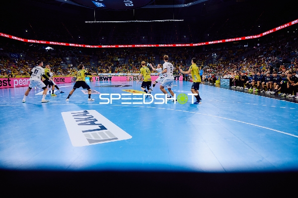 Spielszene während eines Handballspiels, in der Spieler von Rhein Neckar Löwen und THW Kiel agieren.