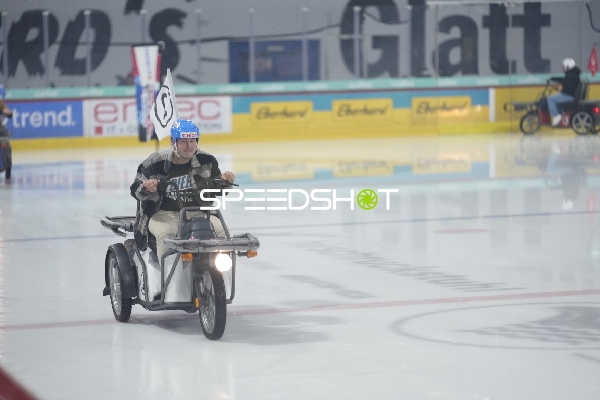 Fahrzeuge auf Eis in Swiss Arena