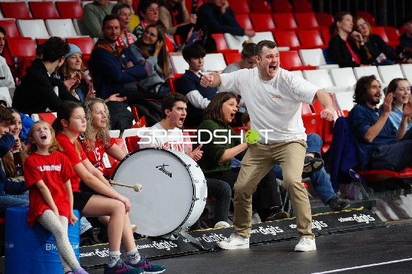 Spielszene mit Publikum