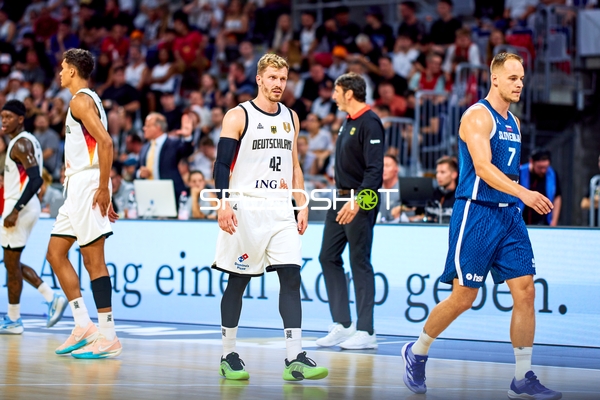 Andreas Obst (42; Deutschland) und Klemen Prepelič (7; Slowenien) auf dem Court