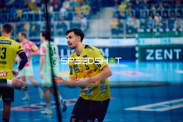 Ein Handballspieler der Rhein Neckar Löwen, Ivan Martinović, ist im Spielgeschehen aktiv.
