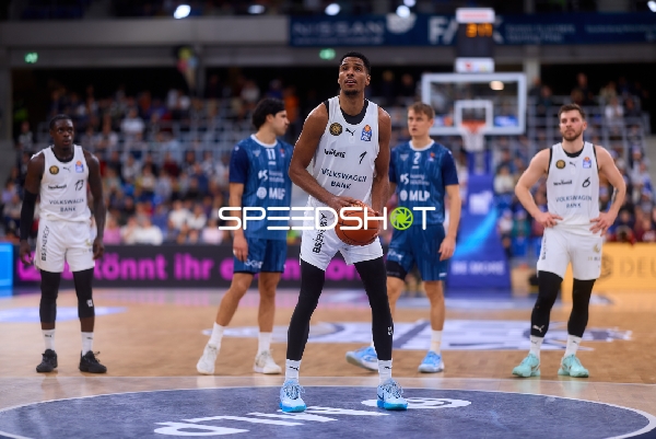David NGuessan (1; Basketball Löwen Braunschweig) mit Ball in Aktion