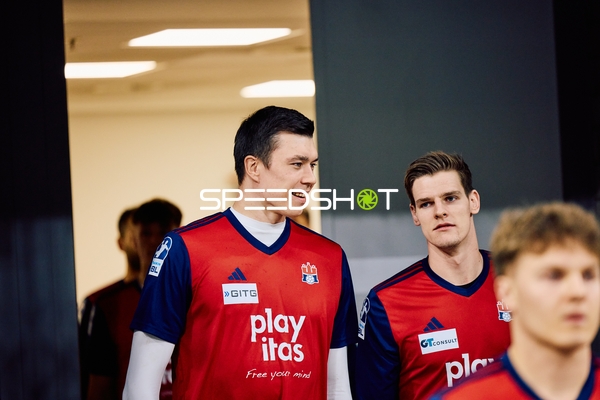 Spieler betreten das Spielfeld