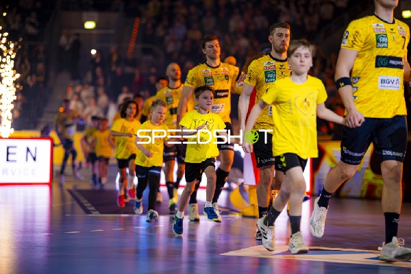 Einlauf von Tim Nothdurft (28; Rhein Neckar Löwen) und Steven Plucnar Jacobsen (9; Rhein Neckar Löwen)