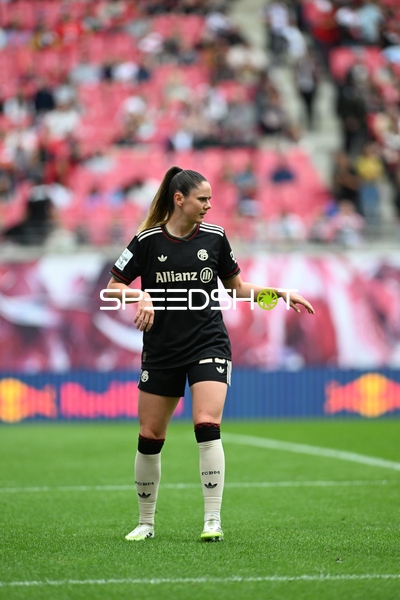 Spielerin Sarah Zadrazil (25; FC Bayern Frauen 1) auf dem Feld