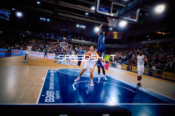 Ein Spieler der Brose Bamberg dunkt den Ball.