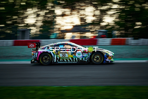 Rennfahrzeug auf der Rennstrecke