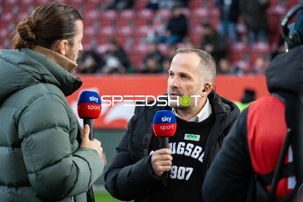 Trainer Manuel Baum vom FC Augsburg im Interview vor dem Spiel