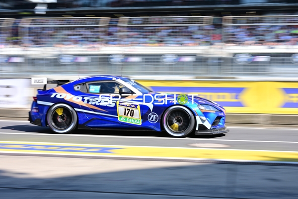 Rennfahrzeug auf der Rennstrecke