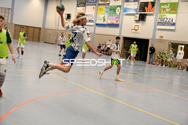 Sprungwurf von TVE-Spieler