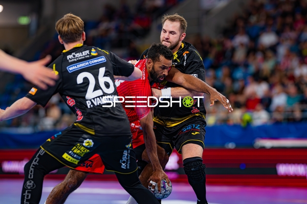 Bartlomiej Bis (9; HSC 2000 Coburg) im Zweikampf