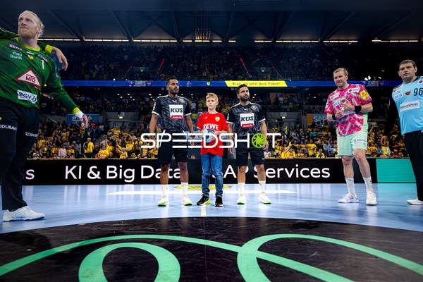 Mikael Appelgren (1, Rhein Neckar Löwen) und Dejan Milosavljev (96, Füchse Berlin) vor Spielbeginn