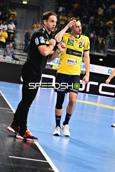 Spieler Patrick Groetzki und Begleitperson am Spielfeldrand