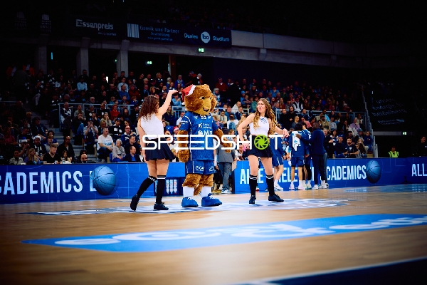 Das Maskottchen der MLP Academics Heidelberg interagiert mit Cheerleadern während einer Pause.