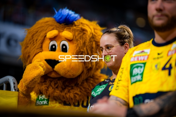 Maskottchen Kevin Gerwin (49; Rhein Neckar Löwen) mit Fans