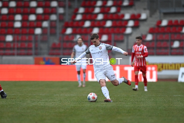 Spieler schießt Ball