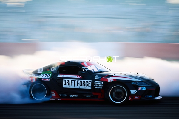 Driftfahrzeug auf der Rennstrecke