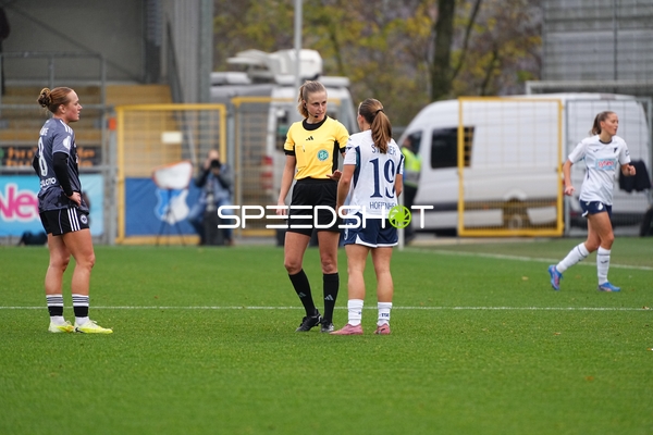 Schiedsrichterin im Gespräch