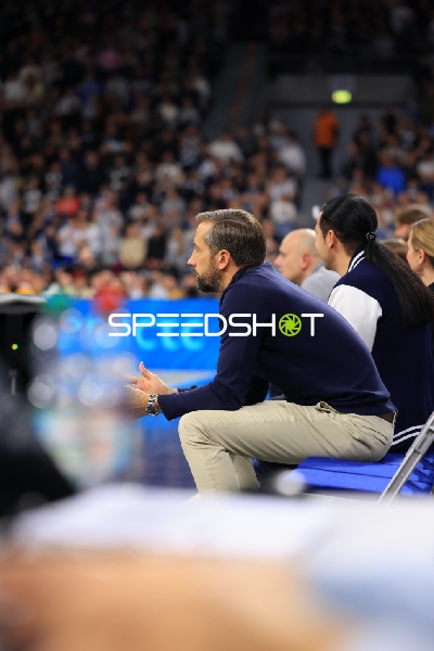 Offizielle am Spielfeldrand in Aktion