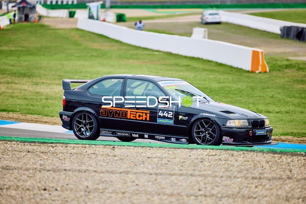 BMW 318i Cup Auto in Aktion auf der Rennstrecke