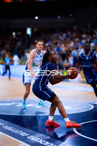Layup DJ Horne (0;MLP Academics Heidelberg), Einaras Tubutis (37;Frankfurt Skyliners)