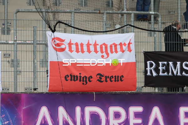Fans mit Banner im Stadion