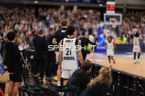 Devon Daniels (21; Veolia Towers Hamburg) am Spielfeldrand