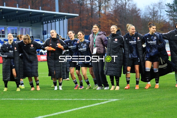 Spielerinnen posieren gemeinsam