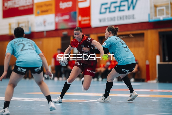 Szene mit Lena Sophia Degenhardt (8; HSG Bensheim/Auerbach) und Gegnerinnen