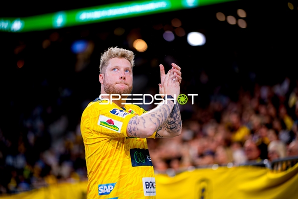 Kevin Gerwin (49; Rhein Neckar Löwen) klatscht in die Hände