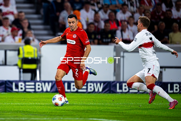 Zweikampf zwischen Manolis Saliakas (2; FC St. Pauli) und Maximilian Mittelstädt (7; VfB Stuttgart)