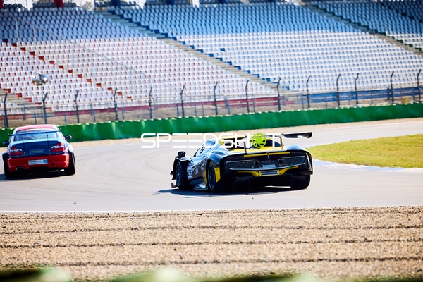 Autos in enger Verfolgung auf der Rennstrecke
