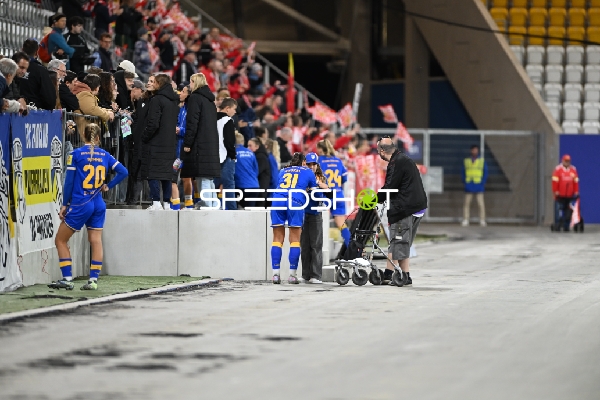 Spielerinnen interagieren mit Fans