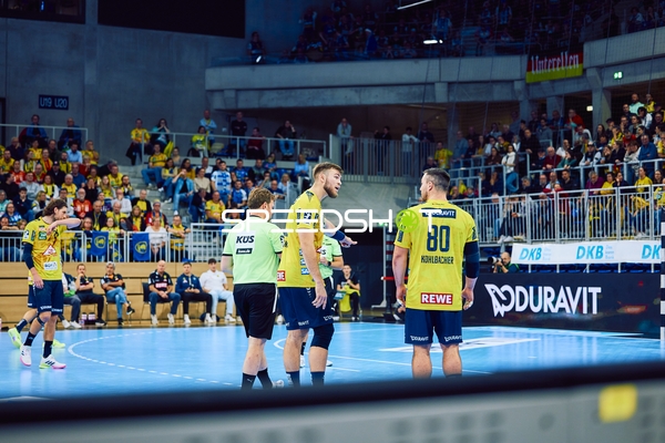 Diskussion der Spieler während einer Spielunterbrechung